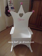 Kinderschommeltroon met een uitsnede hart